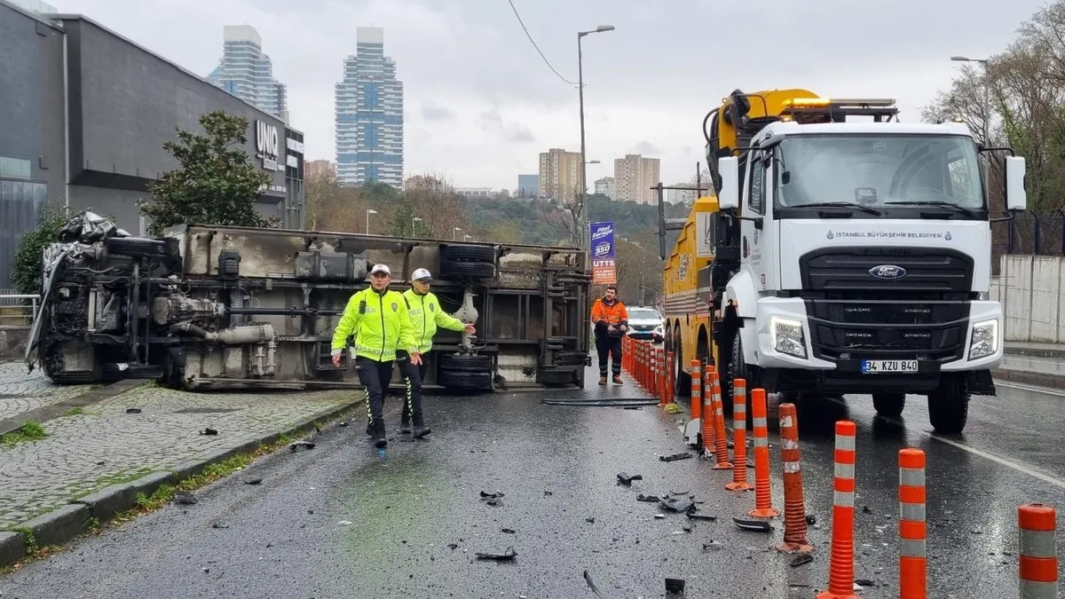 Yağmurda kayan kamyon refüjü aşıp lüks otomobile çarptı